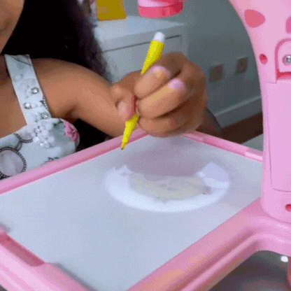 Masa de Desen cu Proiector – Joacă, Lumină și Creativitate pentru Copii (ROZ)